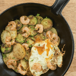 Huevo-estrellado-con-gambas-calabacin-y-patatas