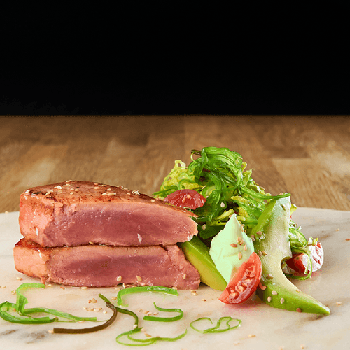 Lomo de atún, ensalada de algas y mayonesa de wasabi