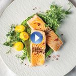 Lomos-de-salmon-con-pure-de-guisantes-menta-y-patatas-baby