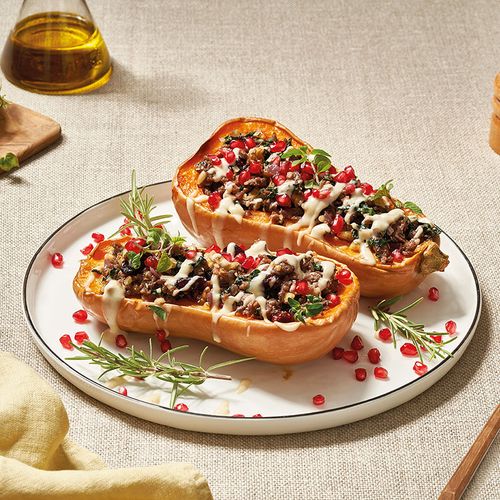 Calabaza rellena de carne vegana con salsa cremosa de tahini